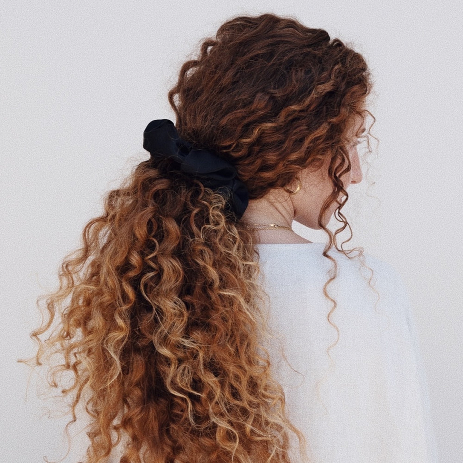 kristin-ess-hair-zipper-pocket-scrunchie-model-3-1