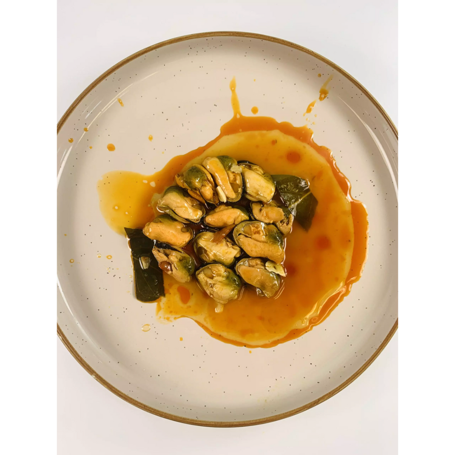 aconserveiraspicymusselsonplate.jpg-cropped